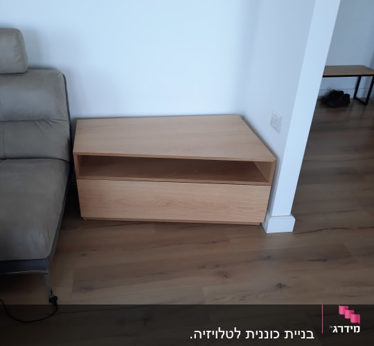 שידת עץ עם מדף פתוח ליד ספה